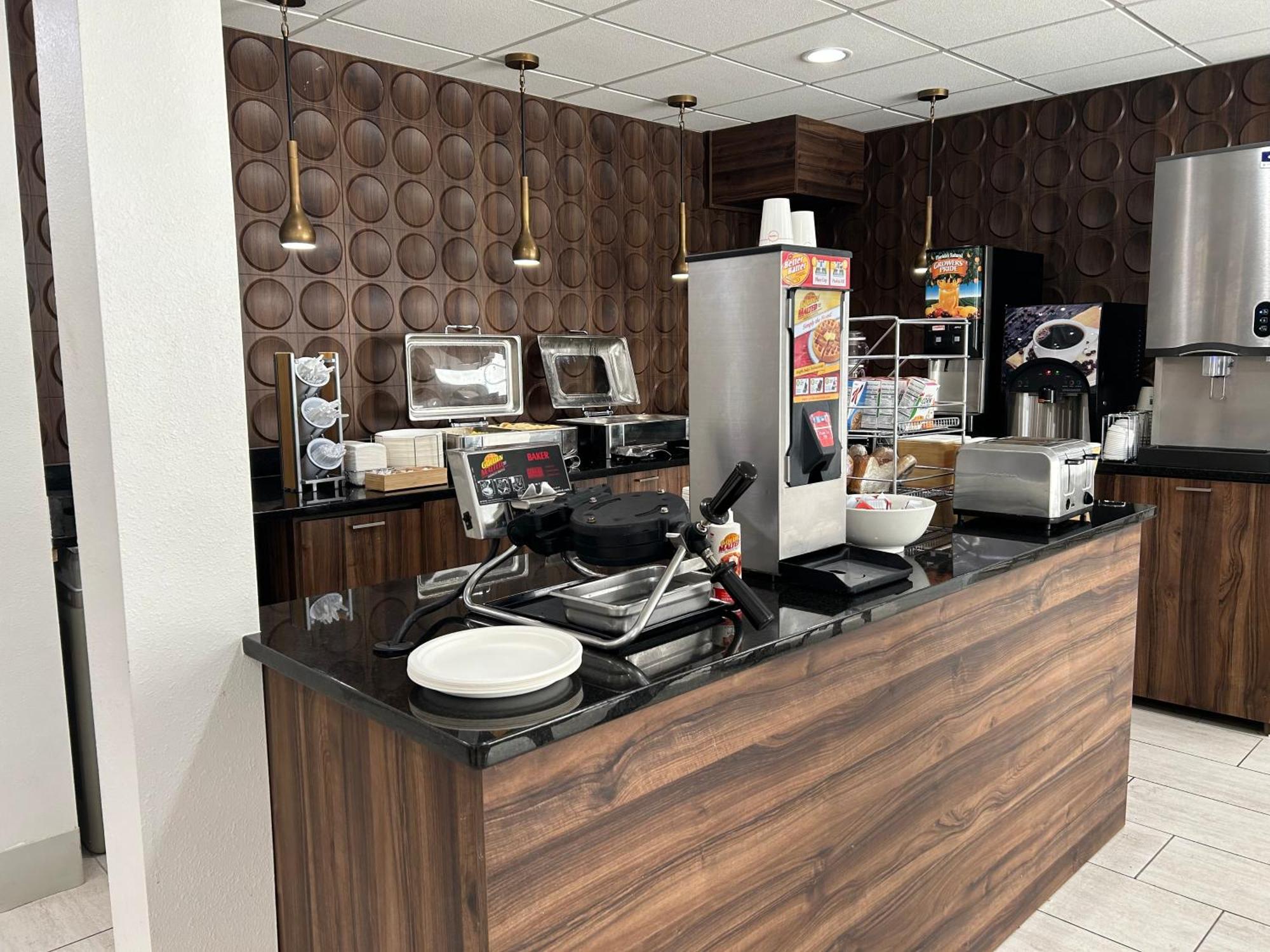 Wingate By Wyndham Hotel 3*